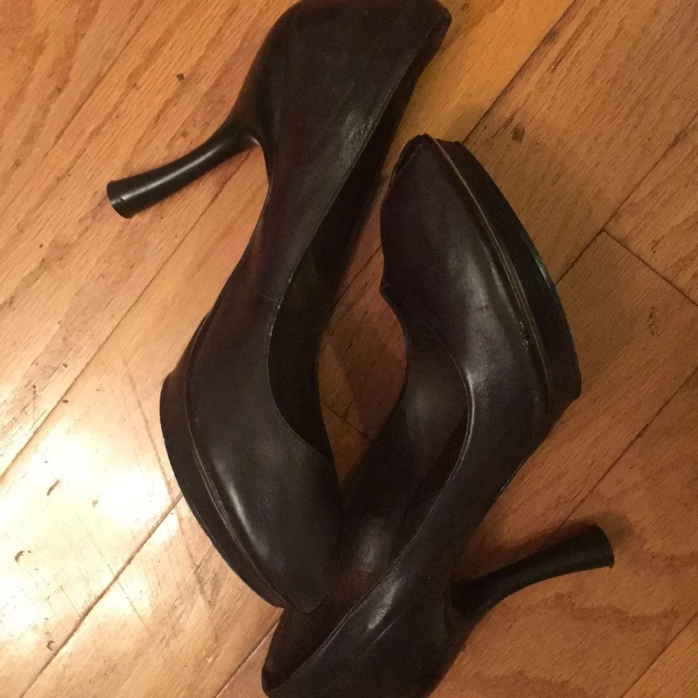 PRE-OWNED MODERN VINTAGE POINTED TOE PLATFORM PUMP